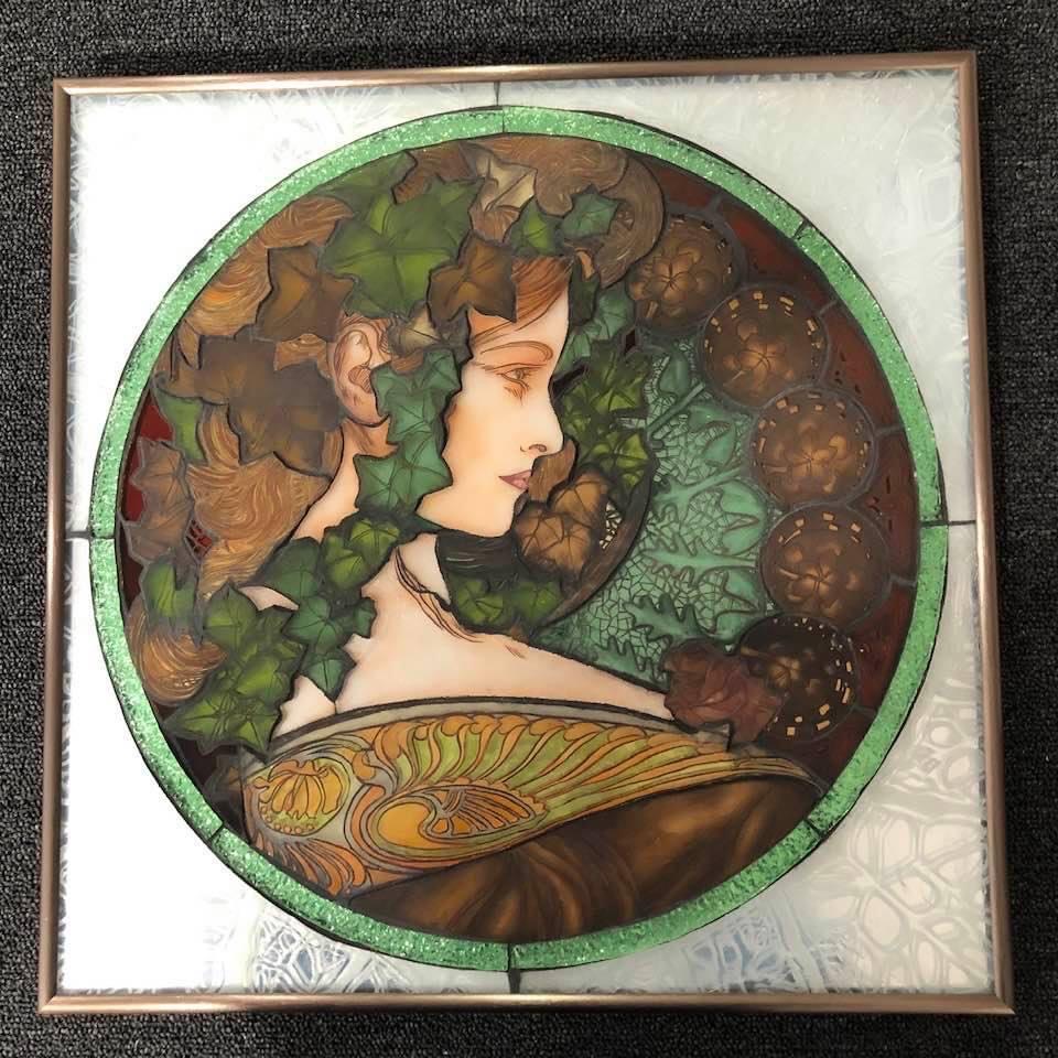 vitrail réalisé par une élève de l'école du vitrail de l'amicale laïque des Sables d'Olonne
mis en valeur par un cadre alu couleur ambre Mat de chez Nielsen