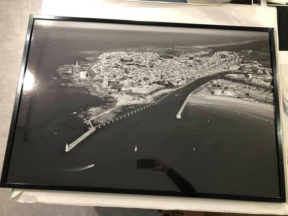 Photo aérienne noir et blanc de la baie des Sables d'olonne
Réalisée pour le bureau du maire des Sables d'Olonne
Baguette noir verni de chez moulurex