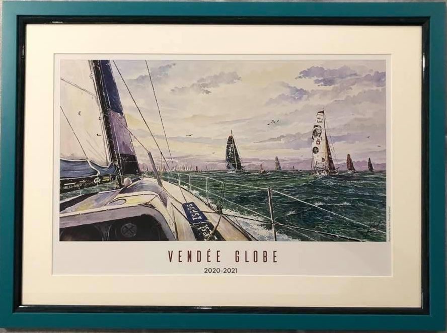 Affiche représentant une aquarelle réalisée par l'artiste J-P des Sables d'Olonne pour le vendée globe 2020-2021
Passe partout blanc colour mount
Encadremetn double baguettes : une bleu foncé identique à la mer, une bleu turquoise rapellant l'eau également
Visible chez l'Encadreur sur le remblai des Sables d'olonne à la galerie blanche