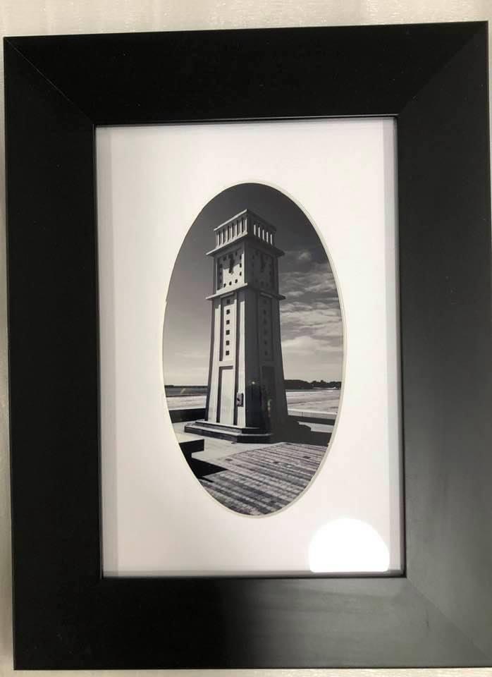 Photo noir & blanc faite par SEB de la pendule
passe partout blanc
encadrement par baguette large noir mat de chez moulurex
verre classic 2mm
visible chez l'encadreur aux Sables d'Olonne