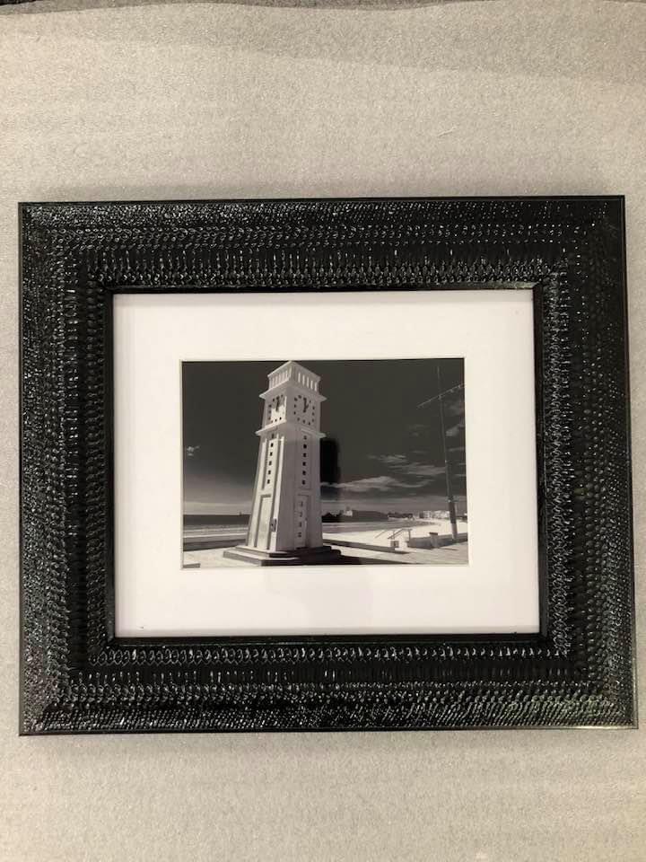 Photo noir & blanc faite par SEB de la pendule des Sables d'Olonne
passe partout blanc de chez colour Mount
encadrement par baguette noir l'argent stylée de chez moulurex
verre classic 2mm