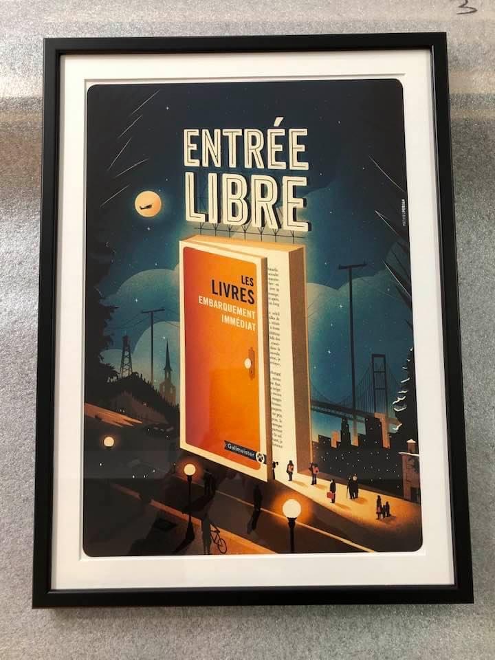 Affiche illustrée
Magnifiques contrastes de couleur mettant en valeur le livre pour un embarquement immédiat en partance pour l’imaginaire
Passe partout de chez color mount
Baguette noir mat de chez moulurex
Fait par l’ENCADREUR aux Sables d’Olonne