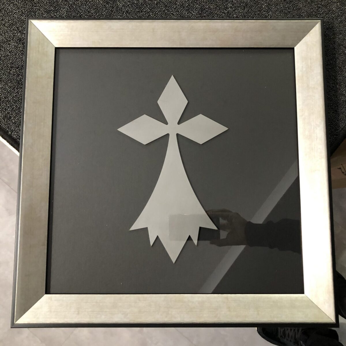 hermine symbol de la Bretagne en métal sur verre
encadré par baguette de chez moulurex en bois aspect métal
Fait chez L'ENCADREUR aux Sables d'Olonne en Vendée