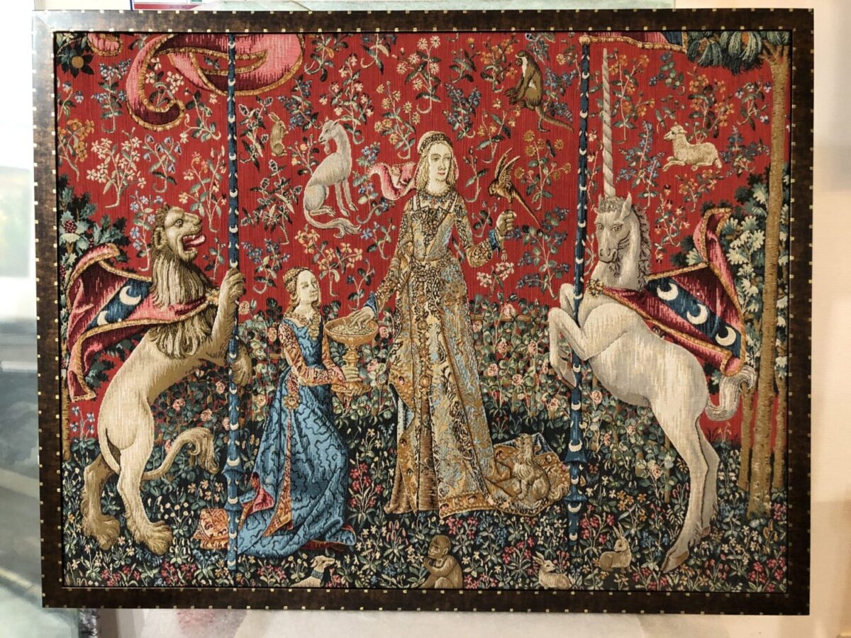 Tapisserie médiévale la dame entourée d'un lion et d'une licorne
encadré chez L'ENCADREUR AUX Sables d'Olonne avec une baguette de chez moulurex en bois incrusté de doré