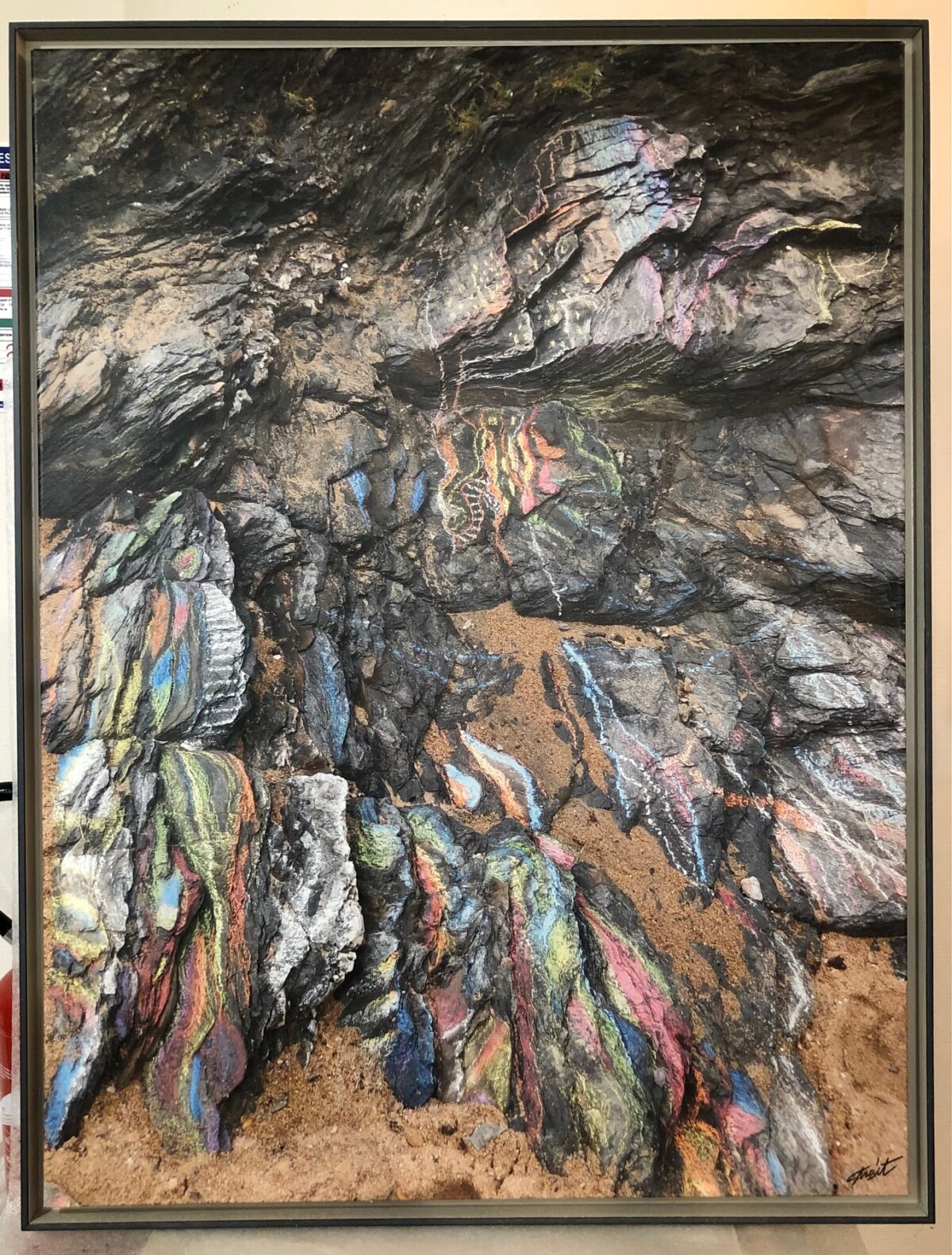 Photo tirée sur toile rocher de Saint Hilaire avec de la craie fait par l'artiste Strait entouré d'une caisse américaine de chez eurobaguettes ref: 76117 réalisé chez l'encadreur 85 visible sur facebook instagram linked