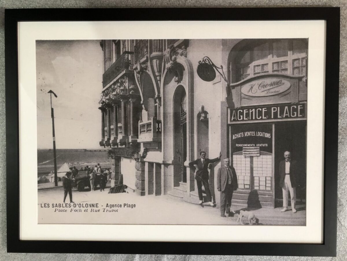 1ère agence de location aux Sables d'Olonne : L'AGENCE DE LA PLAGE place Foch et rue Travot
photo mise en valeur par L'ENCADREUR
Passe partout blanc colourmount
baguette noir mat de chez moulurex