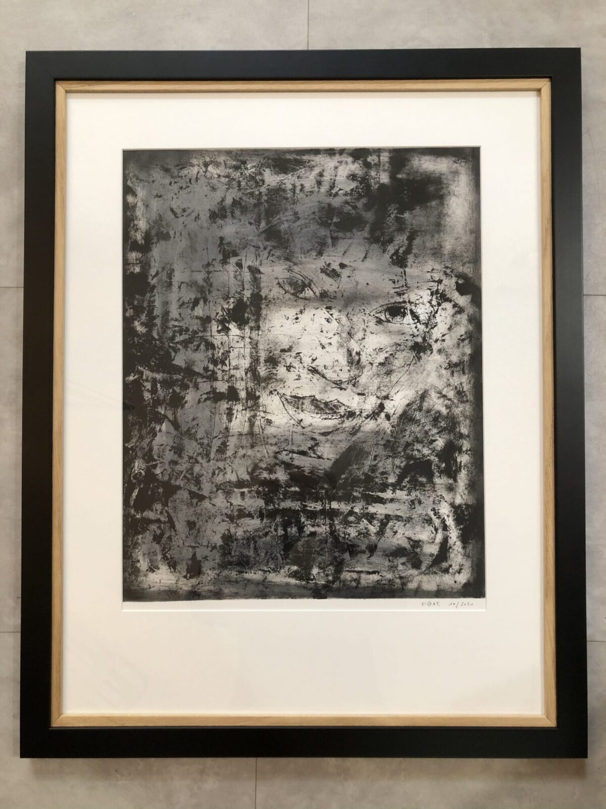 oeuvre n&b de PICRATE 
encadré par l'encadreur  avec un passe partout blanc et une double baguette chêne et noir mat de chez moulurex