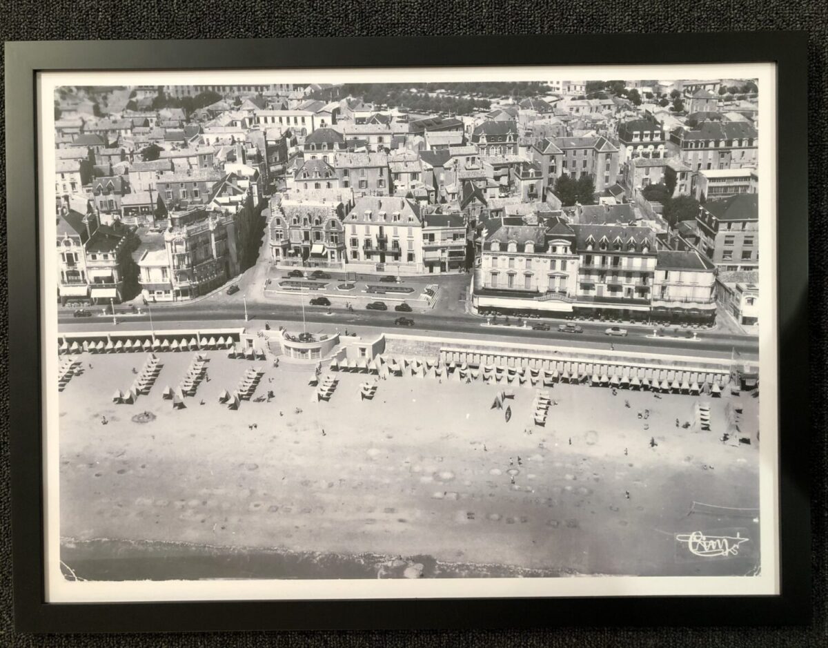 Photo n&b du remblai des Sables d'Olonne
baguette noir mat de chez moulurex
passe partout blanc
réalisé par l'encadreur au passage du palais 