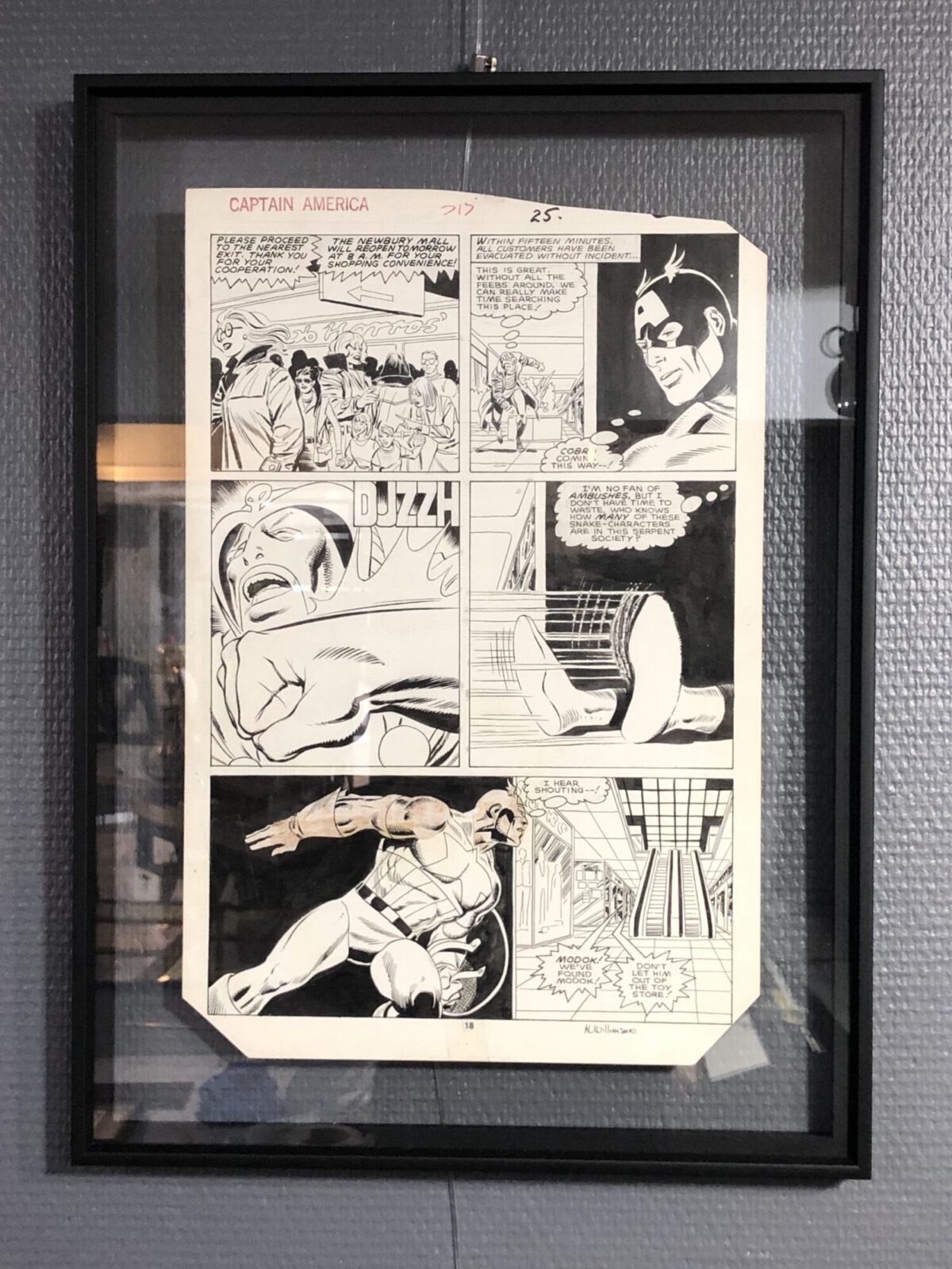 CAPTAIN AMERICA
FEUILLE ORIGINAL DE MARVEL 
MISE EN VALEUR PAR UN CADRE MÉTAL NOIR MAT DE CHEZ NIELSEN AVEC UN DOUBLE VERRE POUR LA TRANSPARENCE
TRAVAIL EFFECTUÉ PAR L'ENCADREUR SUR LE REMBLAI DES SABLES D'OLONNE FACE À L'OCÉAN