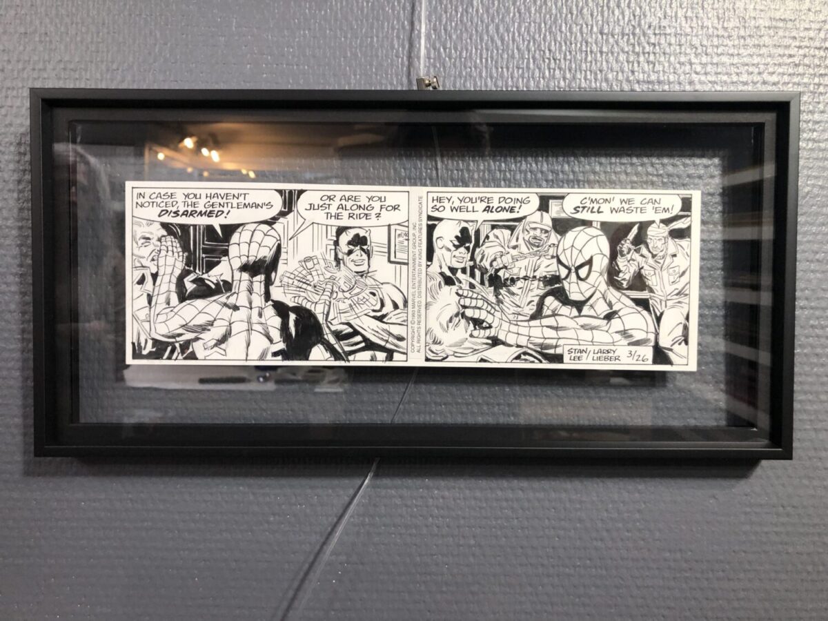 OEUVRE MARVEL : SPIDER-MAN MISE EN VALEUR PAR L'ENCADREUR AVEC UN CADRE MINIMALISTE EN ALU NOIR MAT DE CHEZ NIELSEN AINSI QU'UN DOUBLE VERRE PERMETTANT CETTE TRANSPARENCE
RÉALISÉ À L'ATELIER 1 BIS PROMENADE Amiral LAFARGUE AUX SABLES D'OLONNE