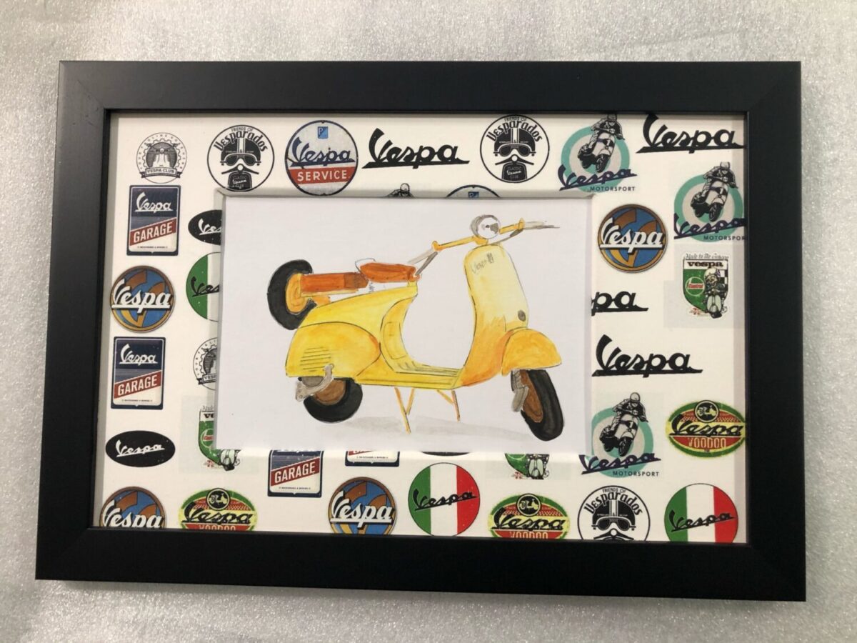 VESPA FAIT À L'AQUARELLE PAR SEB
MIS EN VALEUR PAR UN PASSE PARTOUT DE LOGOS VESPAS RÉALISÉ PAR SEB
CADRE NOIR MAT DE CHEZ OUEST MOULURES FAIT PAR L'ENCADREUR FACE À L'OCÉAN EN VENDÉE AUX SABLES D'OLONNE