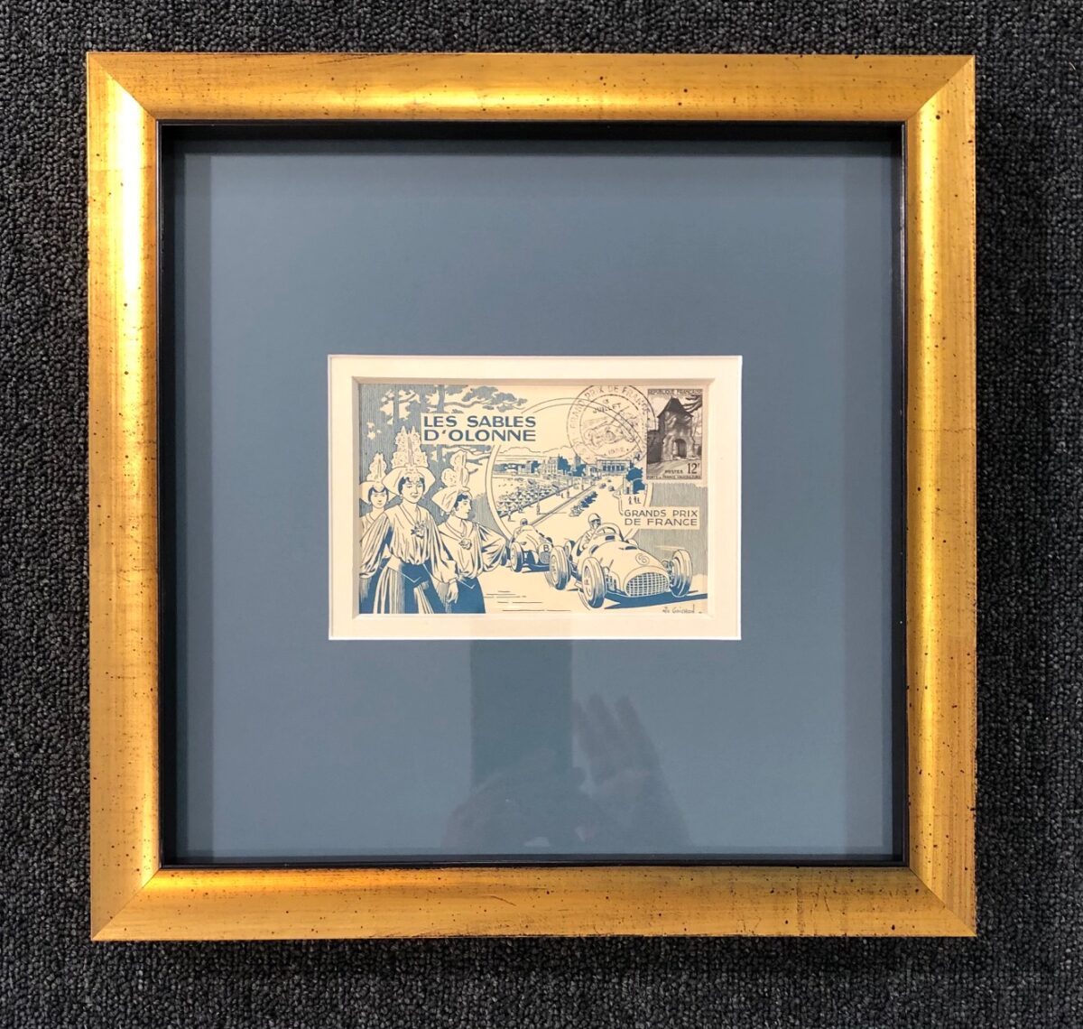 CARDE ANCIENNE REPRÉSENTANT LA 1ÈRE COURSE AUTOMOBILE SUR LE CIRCUIT DU PUIT D'ENFER
MISE EN VALEUR PAR UN PASSE PARTOUT GRIS BLEUTÉ DE CHEZ COLOUR MOUNT
BAGUETTE DORÉE EUROBAGUETTE
L'ENCADREUR