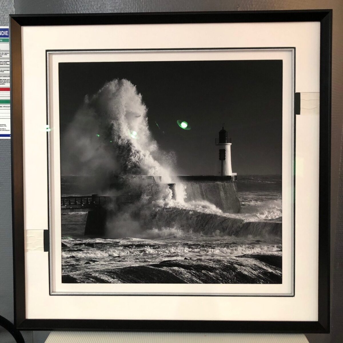 NOIR ET BLANC DE MICHEL LOUVEL
VAGUE SUR LE PHARE
TRAVAIL DE PASSE PARTOUT PAR LA CLIENTE
ENCADREMENT BAGUETTE EUROBAGUETTES
FAIT CHEZ L'ENCADREUR AUX SABLES D'OLONNE