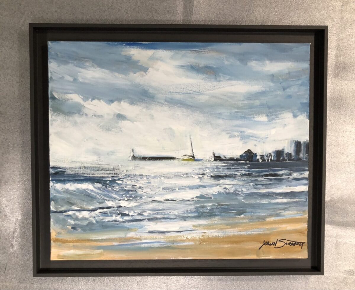 TEMPS GRIS SUR CHENAL
LA MIE CALINE QUI RENTRE AU PORT
OEUVRE DE YANN SURRAULT SUR LA BAIE DES SABLES D'OLONNE
ENCADRÉE PAR L'ENCADREUR AVEC CAISSE AMÉRICAINE
LA GALERIE BLANCHE