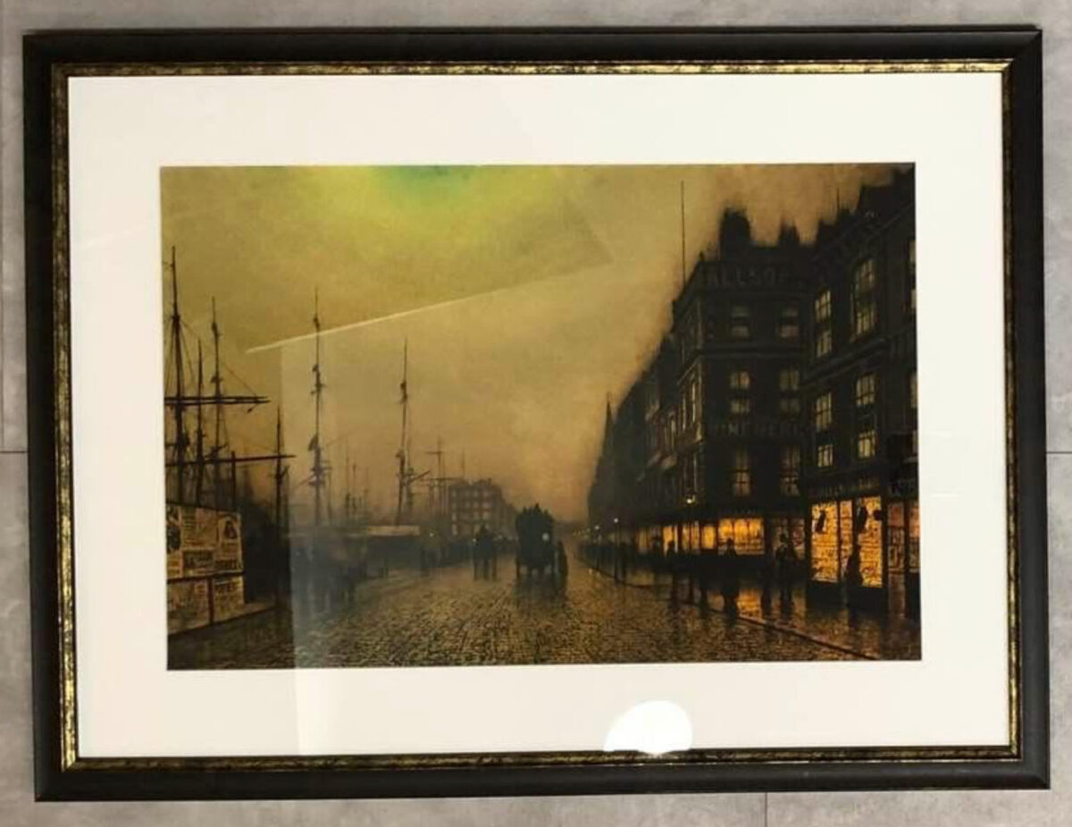 QUAY BY MOONLIGHT
mis en valeur par un passe partout blanc Crescent et une baguette à liseré doré vieilli
fait par l'encadreur de la galerie blanche aux Sables d'Olonne
