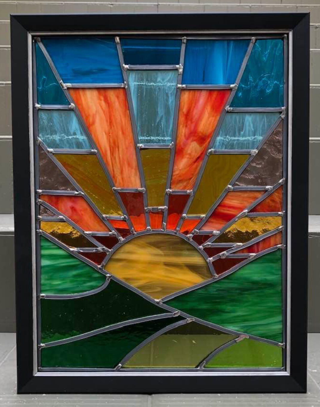 VITRAIL ENSOLEILLÉ
ENCADR PAR UNE BAGUETTE QUI MODERNISE L'ENSEMBLE , NOIRE MATT ET LISERET ARGENTÉ DE CHEZ EUROBAGUETTES 
FAIT PAR L'ENCADREUR 
PROMENADE AMIRAL AFARGUE
85100 FRANCE