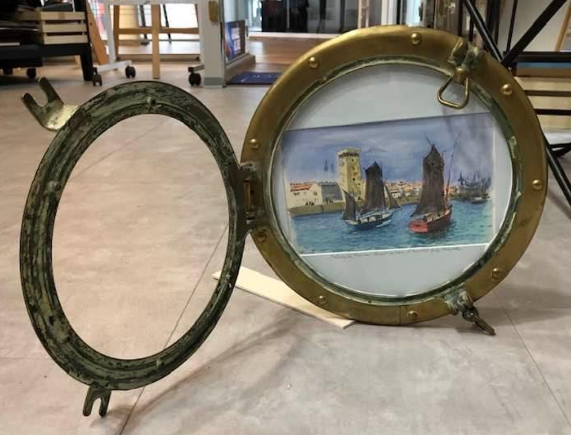 AQUARELLE DE MESMER
VÉRITABLE HUBLOT EN LAITON
INSERTION D'UNE OEUVRE ORIGINALE DE MESMER
AQUARELLE
FAIT PAR L'ENCADREUR DES SABLES D'OLONNE
85100 1 B PROMENADE AMIRAL LAFARGUE