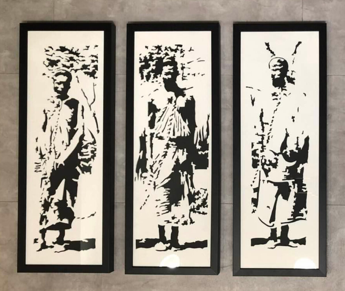 TRYPTIQUE
OEUVRES DE DÉCOUPE MISES EN VALEUR AVEC UN ESPAE ET UN PASSE PARTOUT NOIR COLOURMOUNT
BAGUETTE EUROBAGUETTE
ENCADREMENT RÉALISÉ PAR L'ENCADREUR PRÈS DE LA PENDULE DES SABLES D'OLONNE