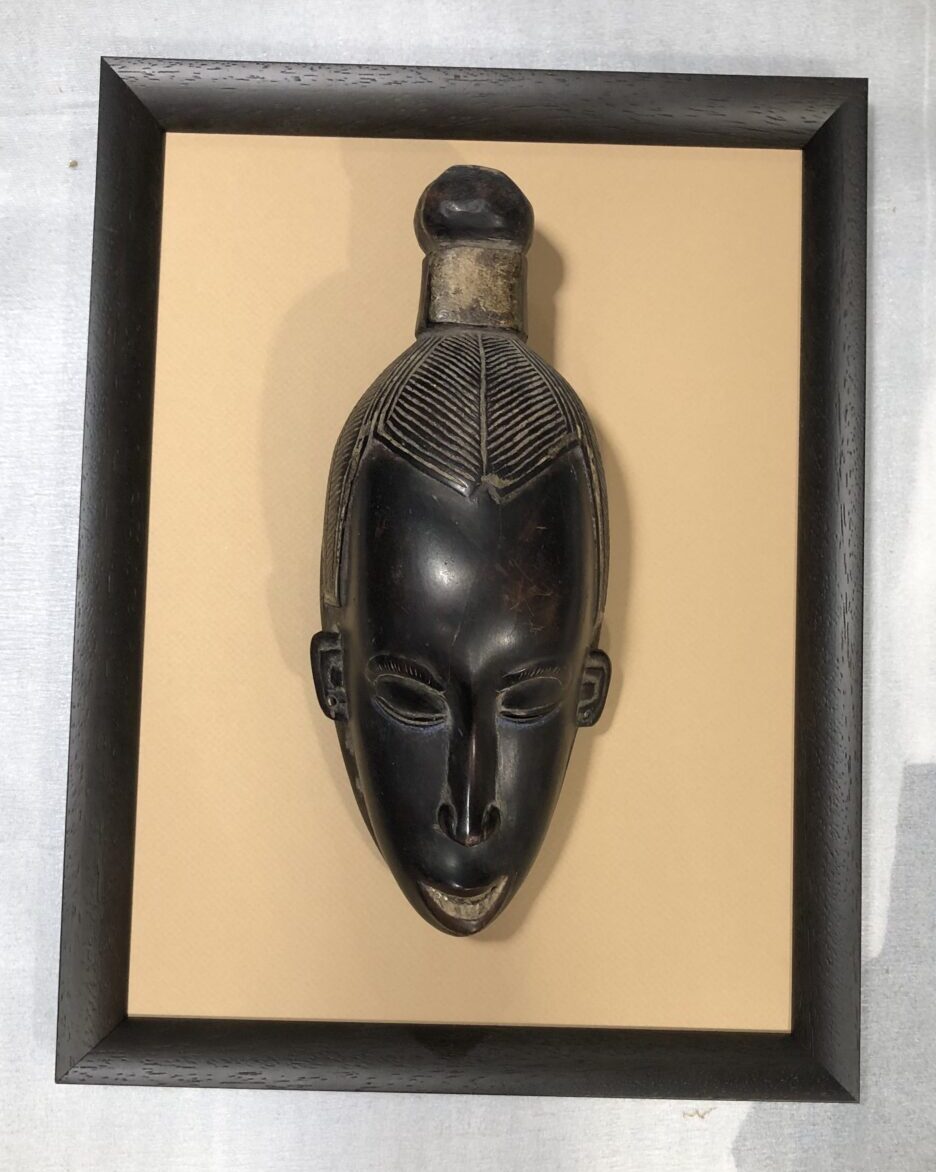 MASQUE EN SUSPENSION
FIXÉ SUR UN PASSE PARTOUT CRESCENT
BAGUETTE BOIS BRUN EUROBAGUETTES
RÉALISÉ PAR L'ENCADREUR
85100 LES SABLES D'OLONNE