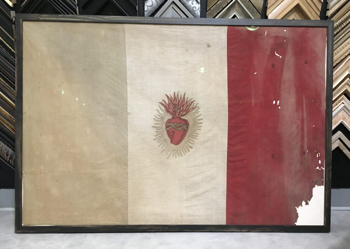Drapeau guerre 14/18
veritable tissu d'un combattant de la guerre
encadrement pour mémorial
eurobaguettes style bois brulé
l'encadreur promenade amiral lafargue