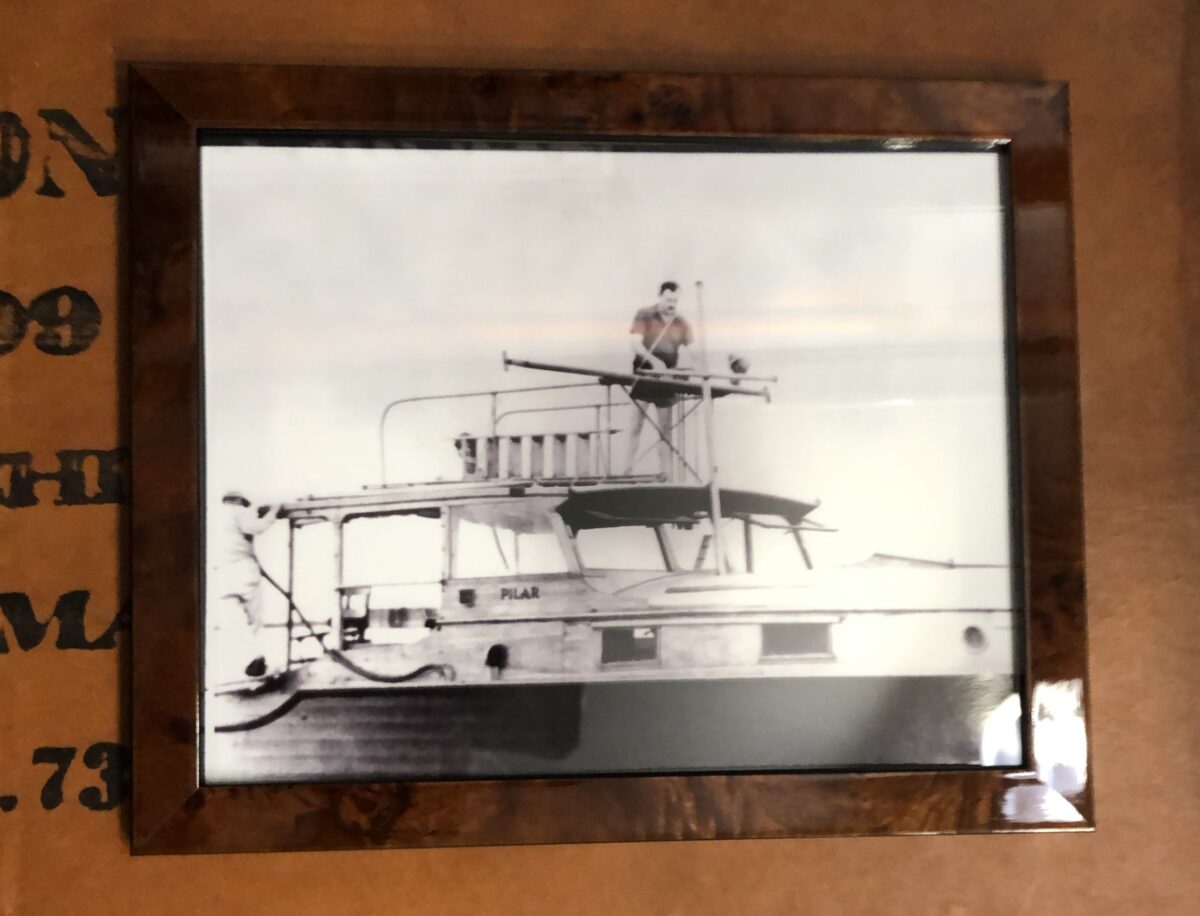 HEMINGWAY SUR SON BATEAU
PHOTO ORIGINALE DES US AUX SABLES D'OLONNE
ENCADRÉE EN LOUPE
RÉALISATION DE L'ENCADREUR
LES SABLES D'OLONNE