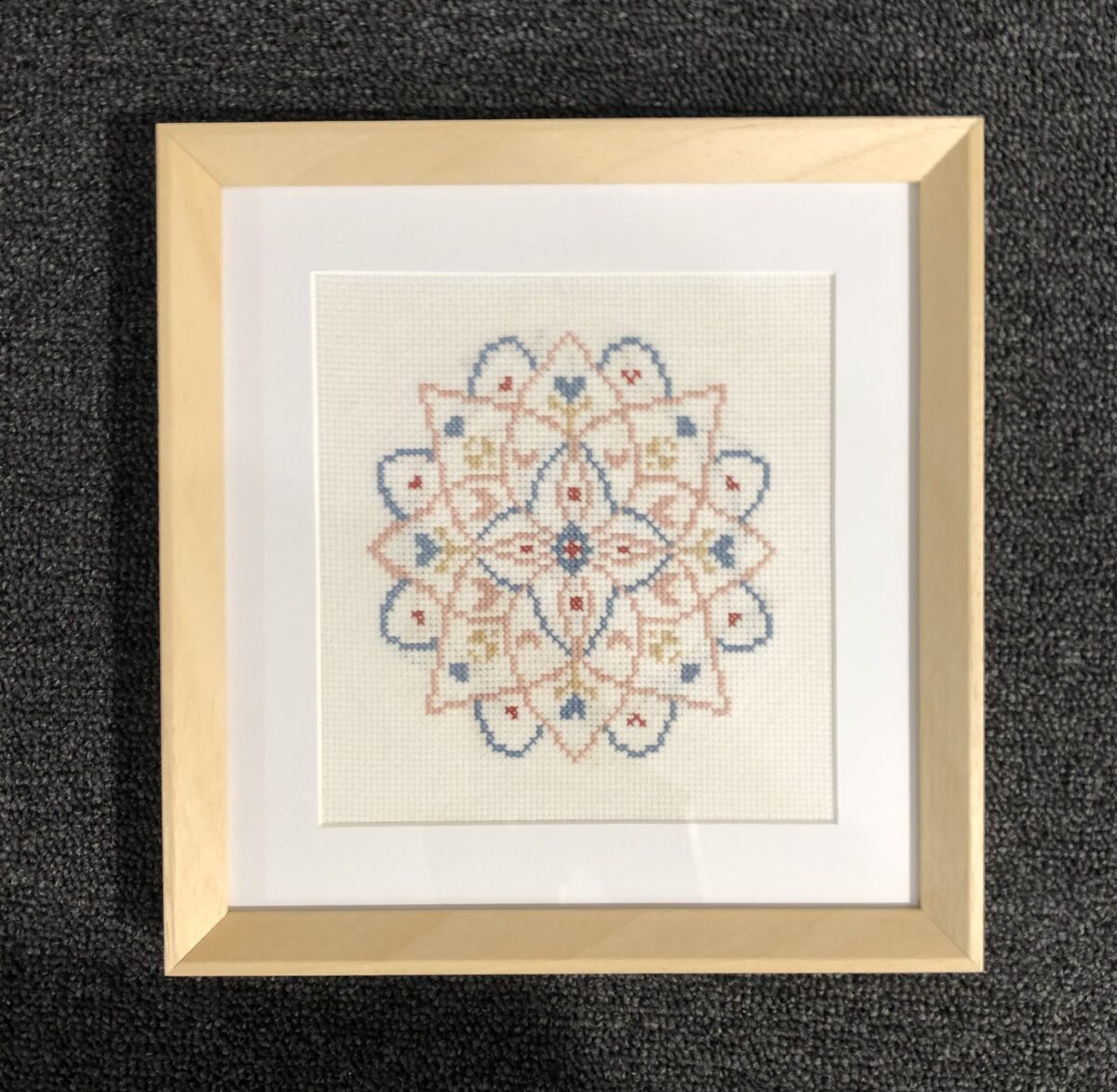 Point de croix pour arrivée de BB
oeuvre collée sur carton
passe partout et baguette en bois naturel
l'encadreur près de la pendule aux Sables d'Olonne