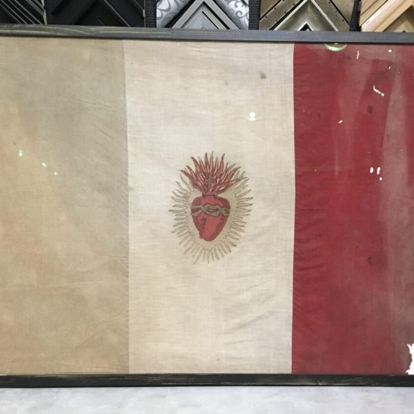 Drapeau guerre 14/18
veritable tissu d'un combattant de la guerre
encadrement pour mémorial
eurobaguettes style bois brulé
l'encadreur promenade amiral lafargue